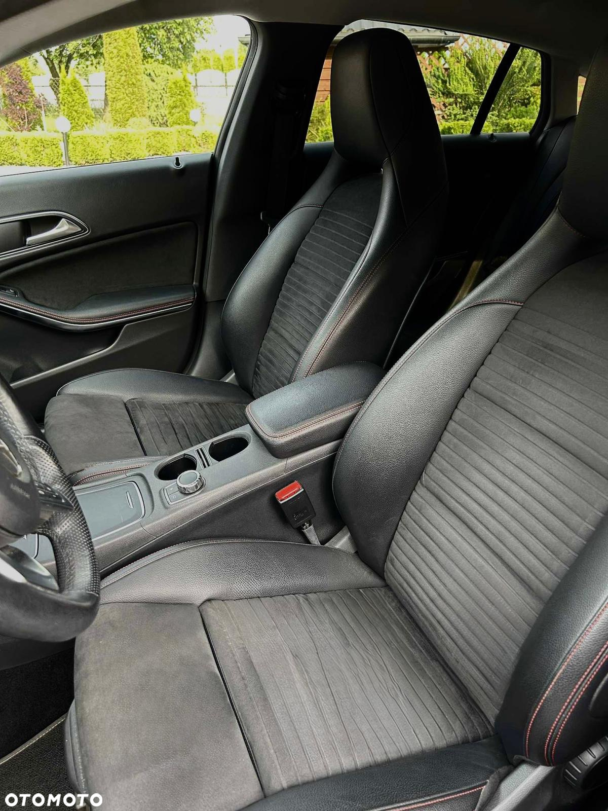 Mercedes-Benz CLA 220 4-Matic AMG Line - 9