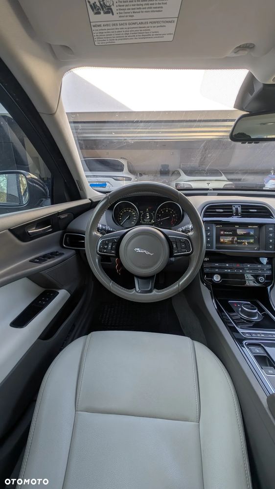 Jaguar XE - 16