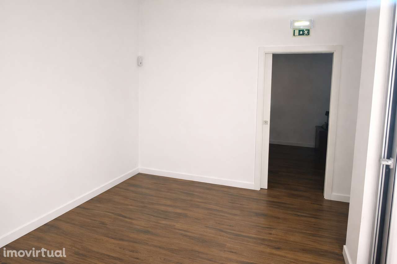 Loja comercial localizada na primeira linha da Praia da Barra - Grande imagem: 2/20