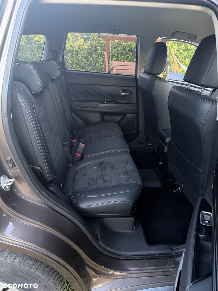 Mitsubishi Outlander Instyle NAVI + - 26