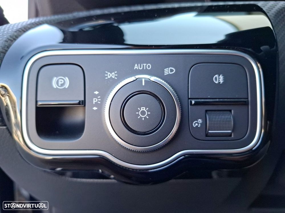 Mercedes-Benz a-250-limousine e - 20