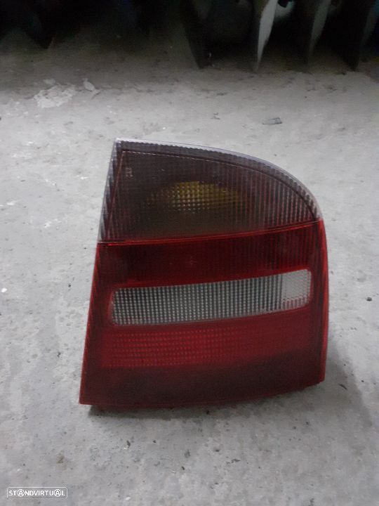 Farol tras lado passageiro skoďa octavia ano 2000 - 1