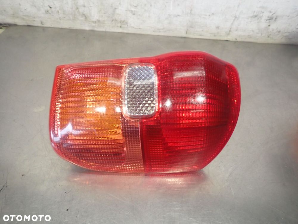 LAMPA PRAWA TYLNA TOYOTA RAV4 II 2.0 D - 1
