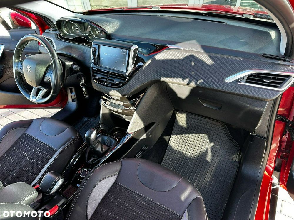 Peugeot 2008 1.2 Pure Tech Allure S&S - 17