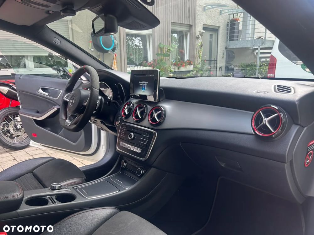 Mercedes-Benz CLA 250 4-Matic AMG Line - 12