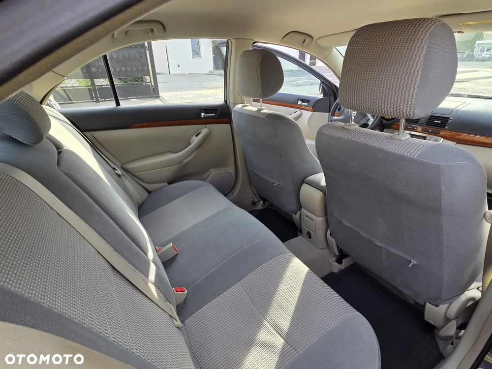 Toyota Avensis - 4