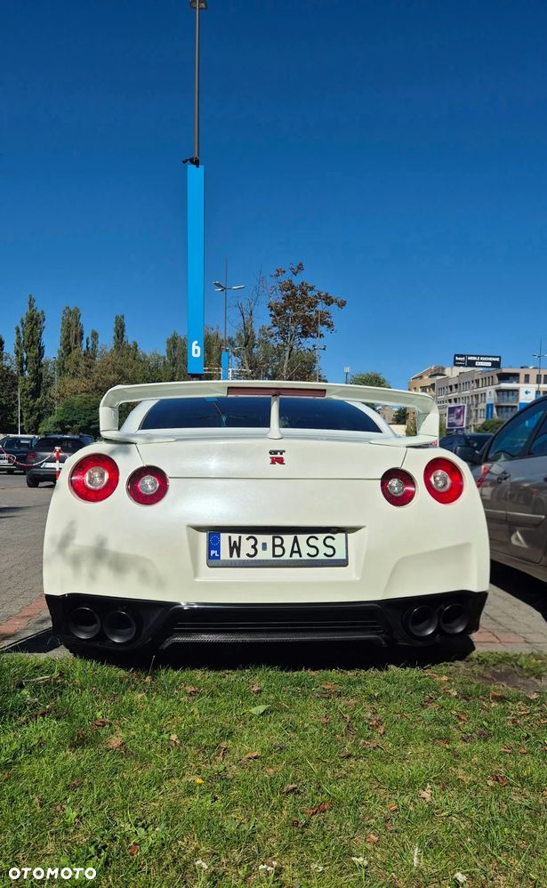 Nissan GT-R - 10