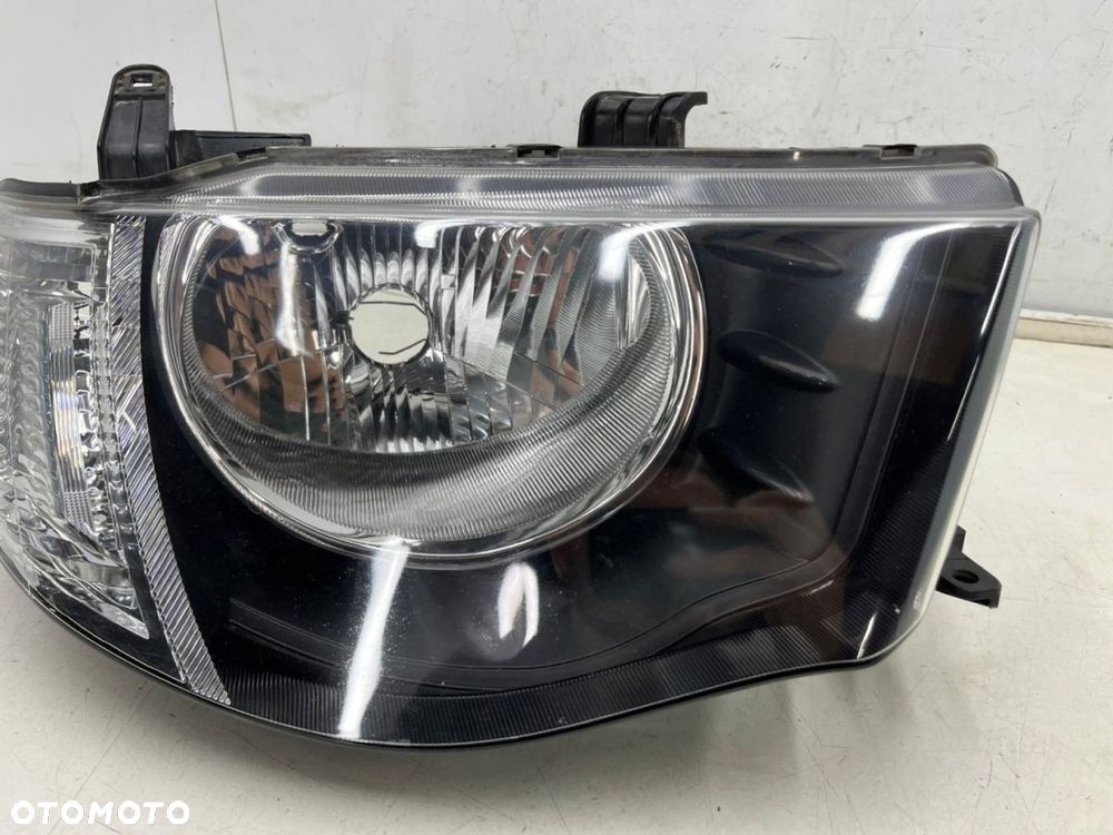 Lampa reflektor Mitsubishi L200 KA KB 05-10r. PRAWA przednia H4 oryginalna prawy przód EU 8301b462 - 5