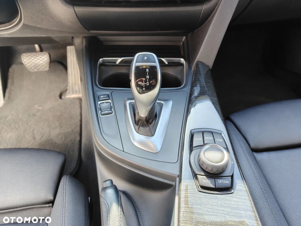 BMW Seria 3 330i Luxury Line sport - 15