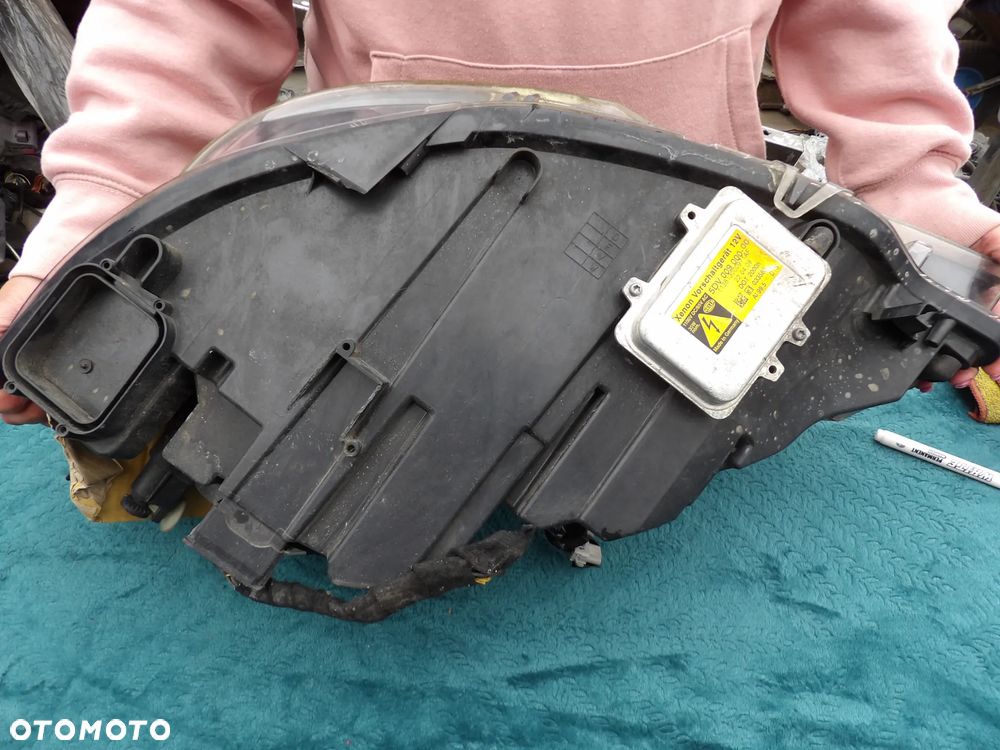 BMW - E71,X6 - XENON - BRAK UCHWYTU - PĘKNIĘTW SZKŁO - PRAWA LAMPA PRZEDNIA - UK - 7179934 - 8