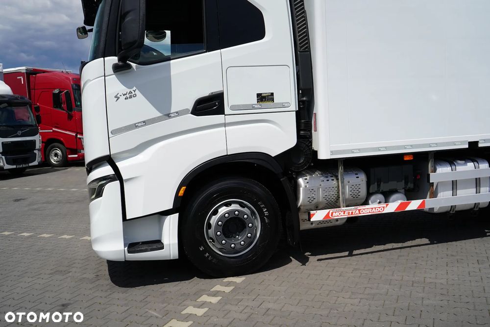 Iveco / S-WAY / 420 / E 6 / KONTENER + WINDA / 20 PALET / RETARDER / OŚ SKRĘTNA / ROLETA - 39