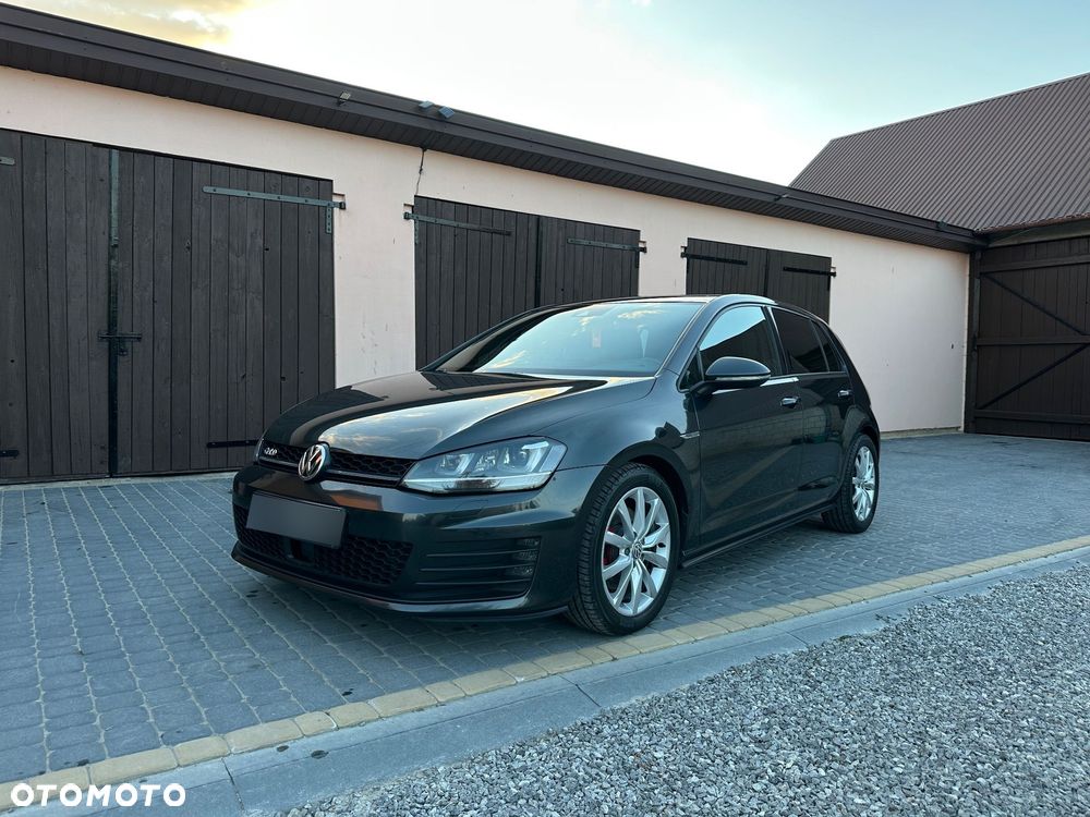 Volkswagen Golf - 1