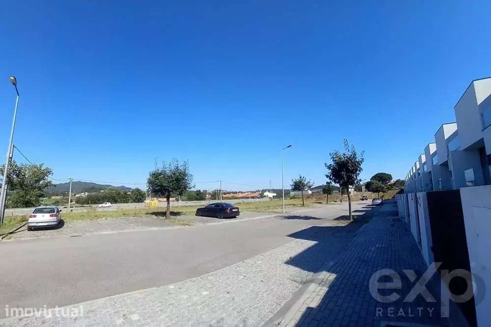 Terreno com projecto aprovado para a construçao de 3 moradias em banda - Grande imagem: 2/9