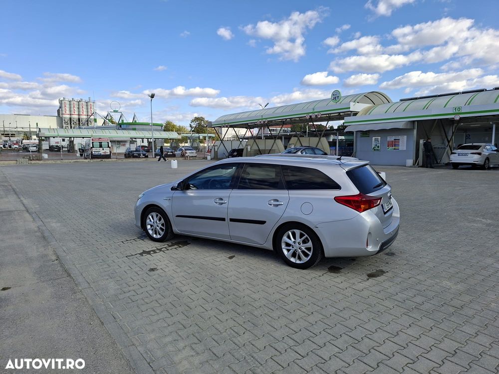 Toyota Auris 1.8 L VVT-i Hybrid Sol - 2