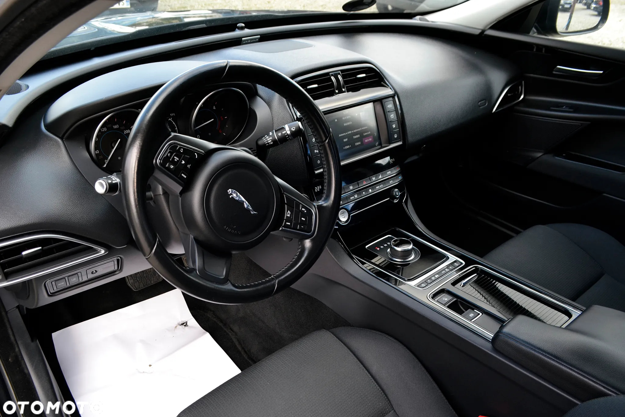Jaguar XE - 12