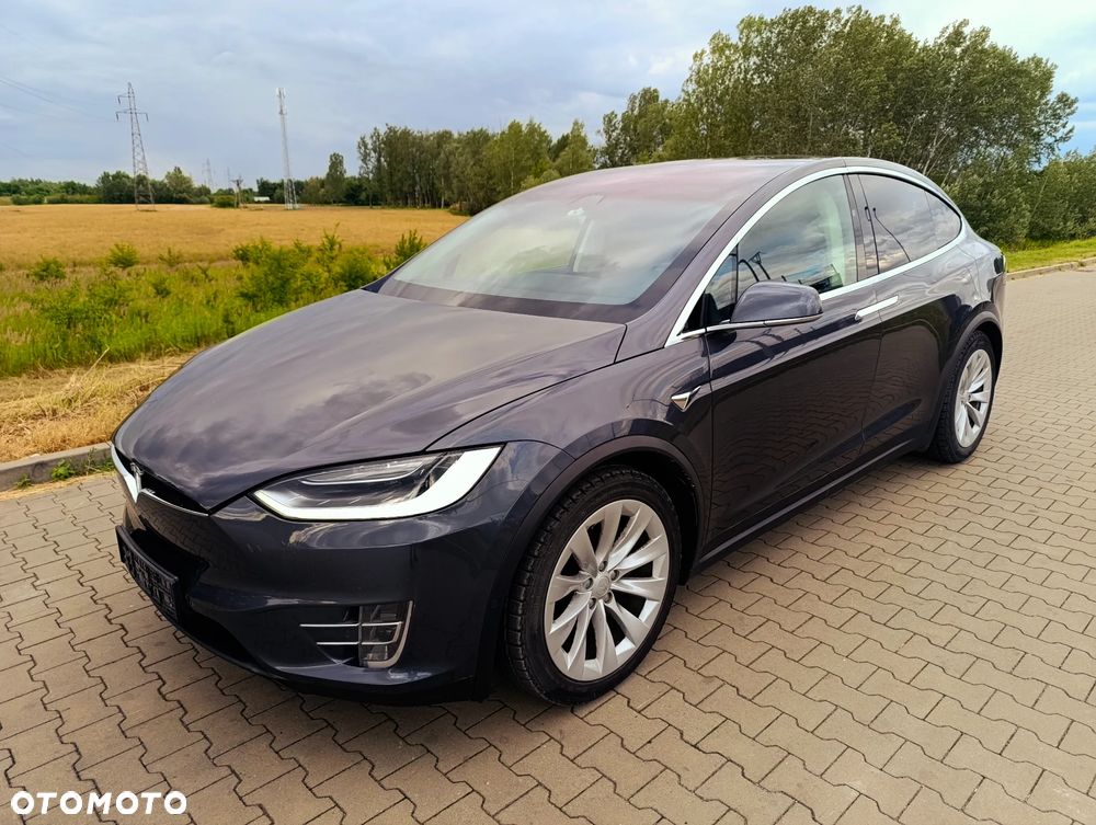 Tesla Model X - 15
