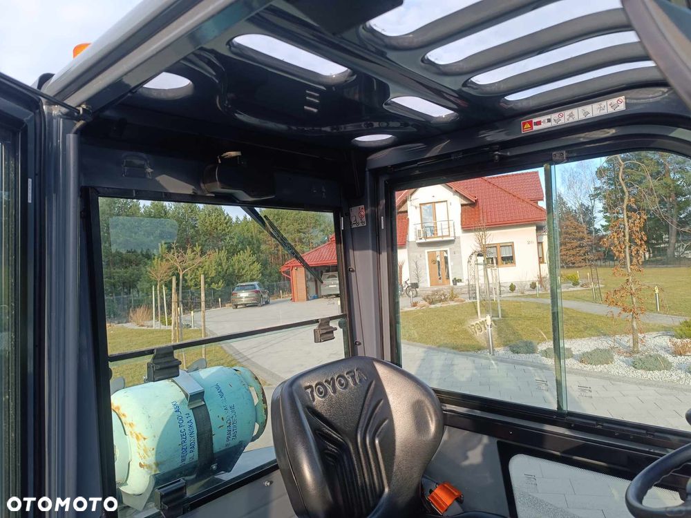 Toyota 8FG25 Kabina 2023 rok benzyna/gaz opony superelastyczne jak NOWY - 19