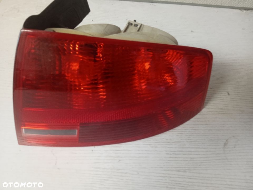 LAMPA TYLNA AUDI A4 B7 SEDAN 04-07 PRAWA - 1