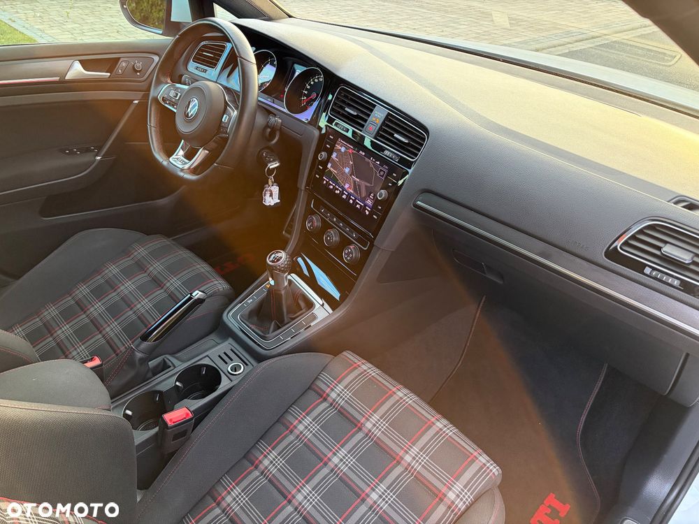 Volkswagen Golf - 23