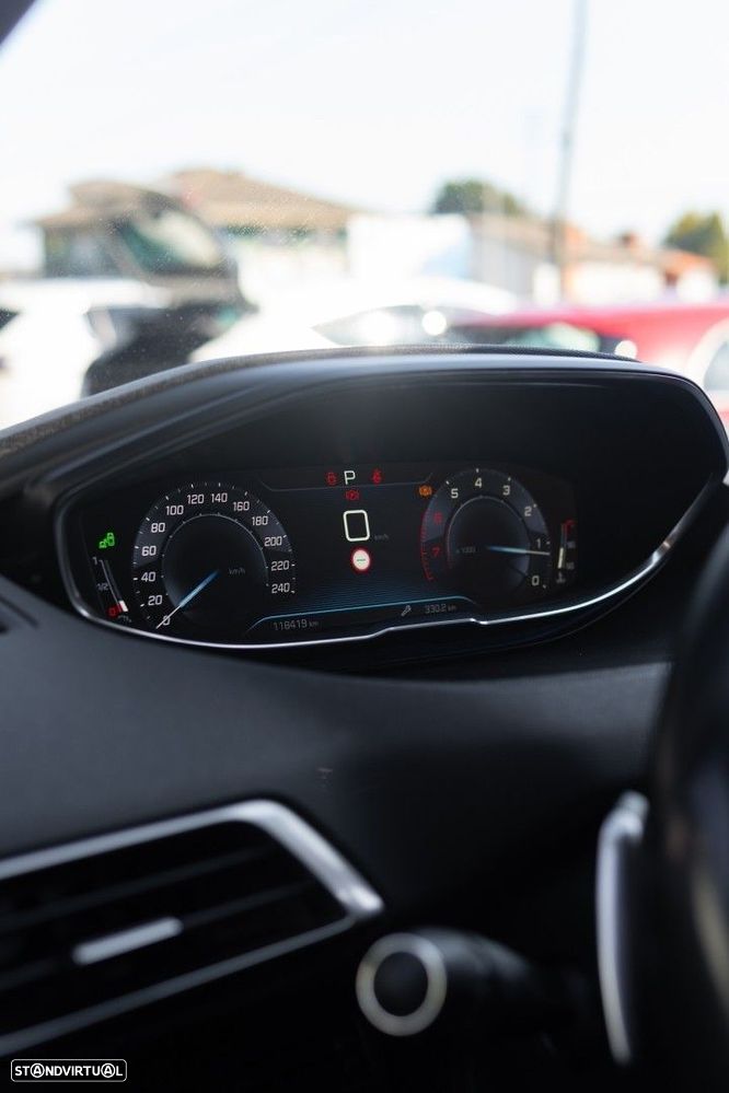 Peugeot 5008 1.2 PureTech Allure EAT6 - 17