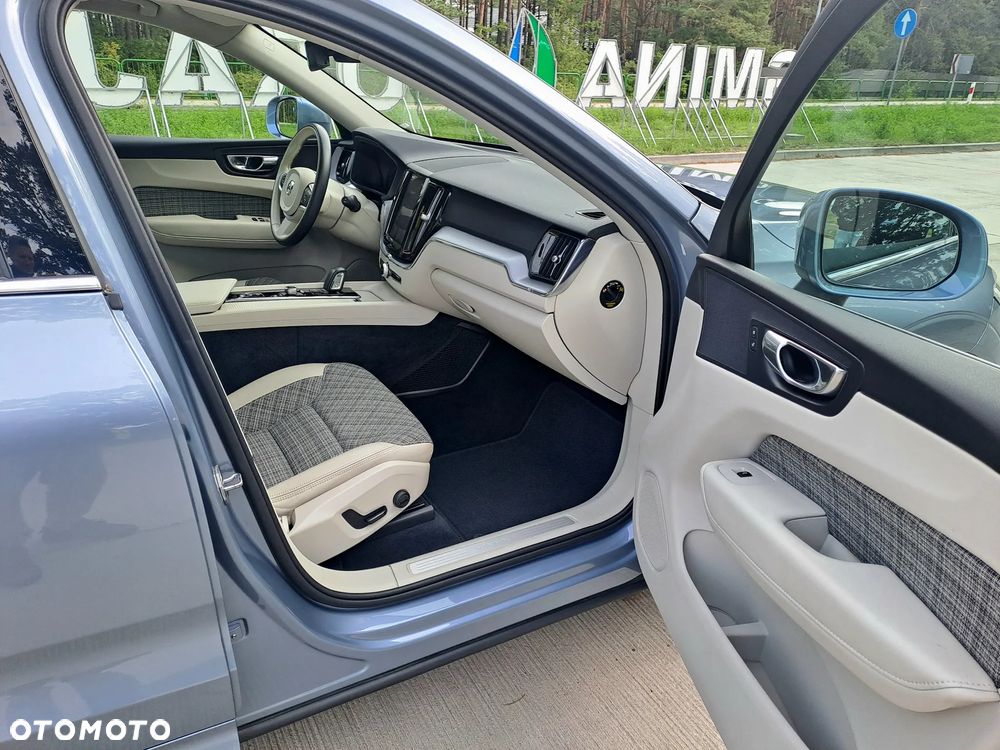 Volvo XC 60 B4 D AWD Momentum Pro - 9