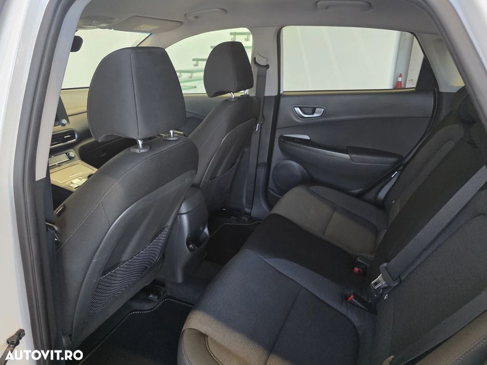 Hyundai KONA Select - 12