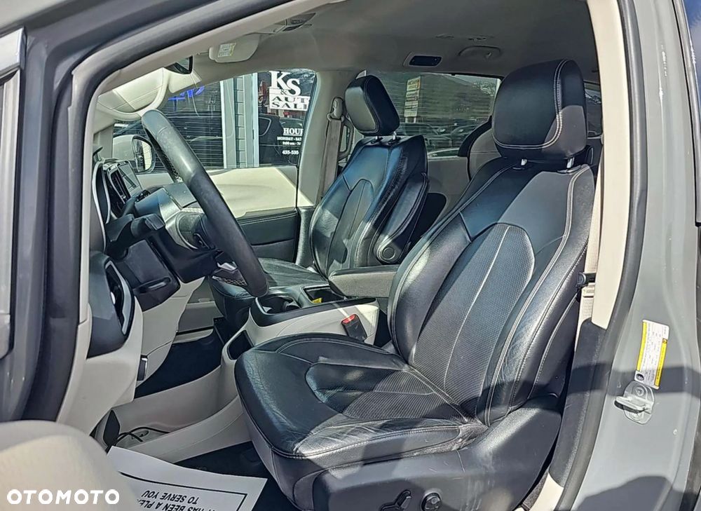 Chrysler Pacifica - 5