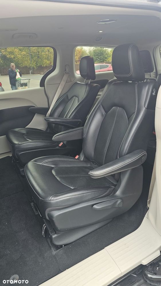 Chrysler Pacifica - 12