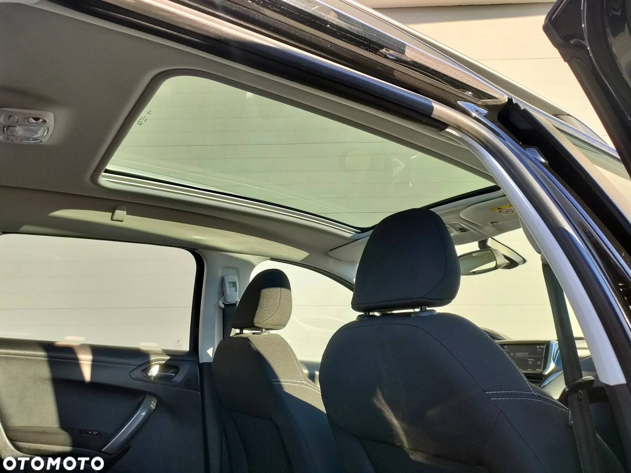 Peugeot 2008 1.2 Pure Tech Style - 24