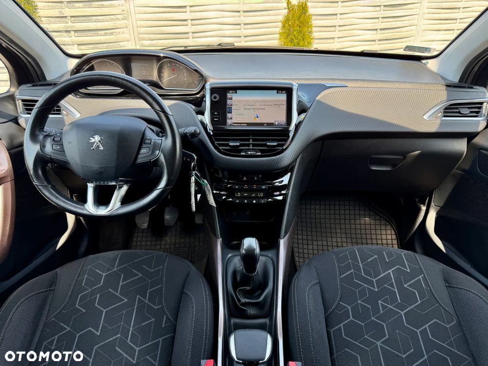 Peugeot 2008 1.2 Pure Tech Style S&S - 9