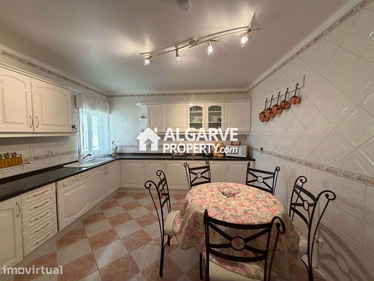 Espaçoso apartamento T4 junto da praia no centro de Quarteira - Grande imagem: 4/31