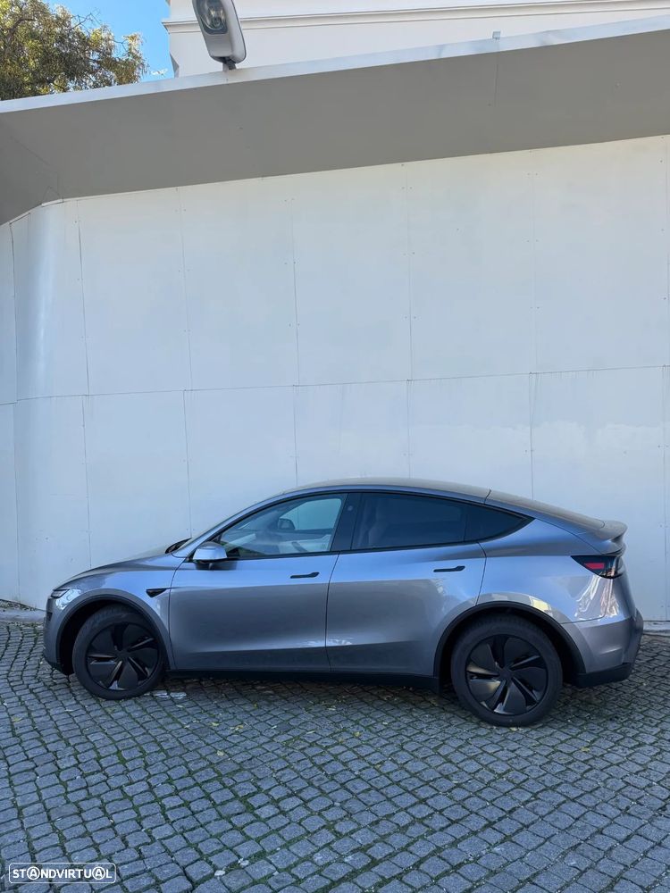 Tesla Model Y - 1