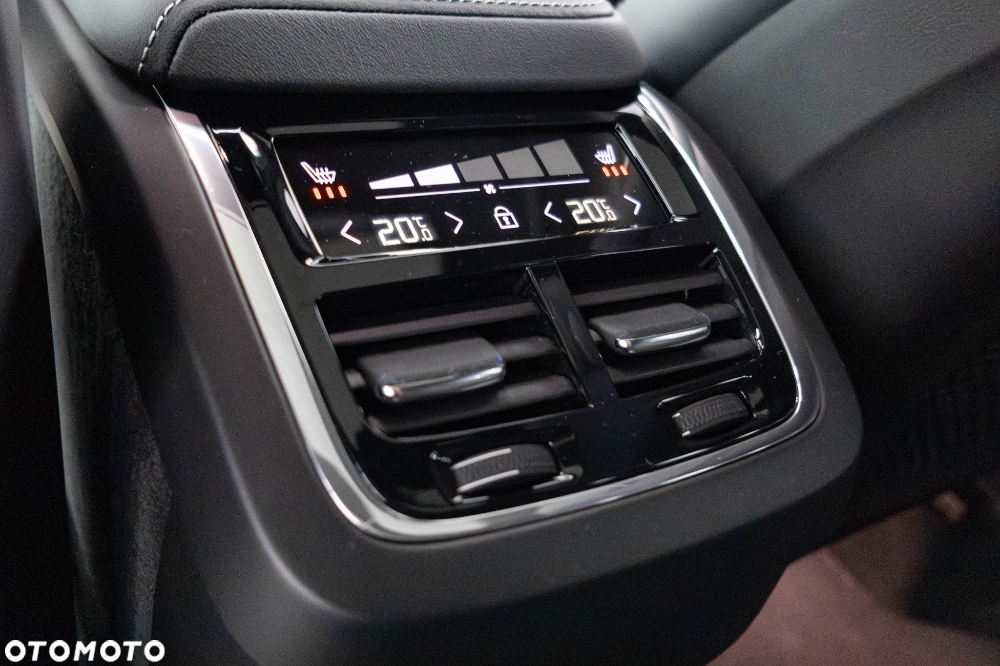Volvo XC 60 B4 D AWD Plus Dark - 31
