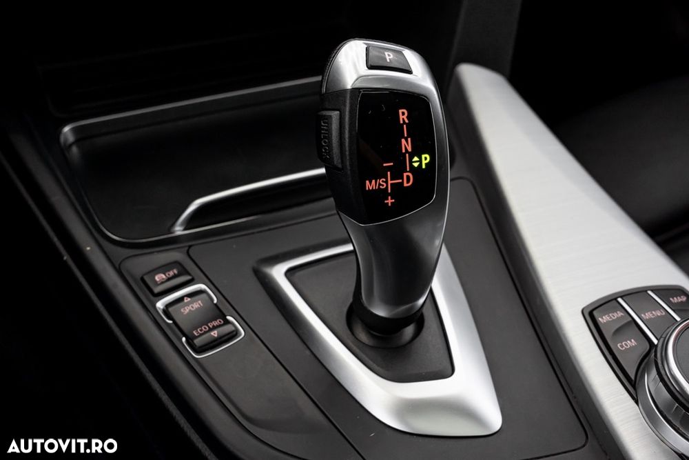 BMW Seria 3 318i Touring Aut. - 34