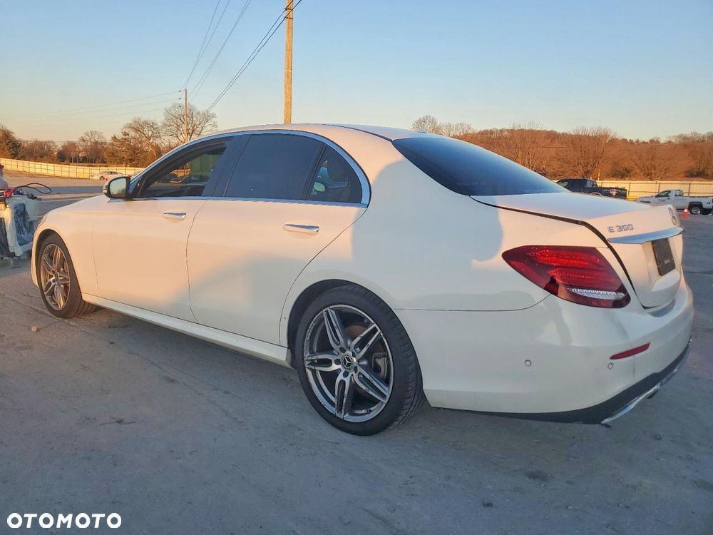 Mercedes-Benz Klasa E 300 9G-TRONIC Exclusive - 3