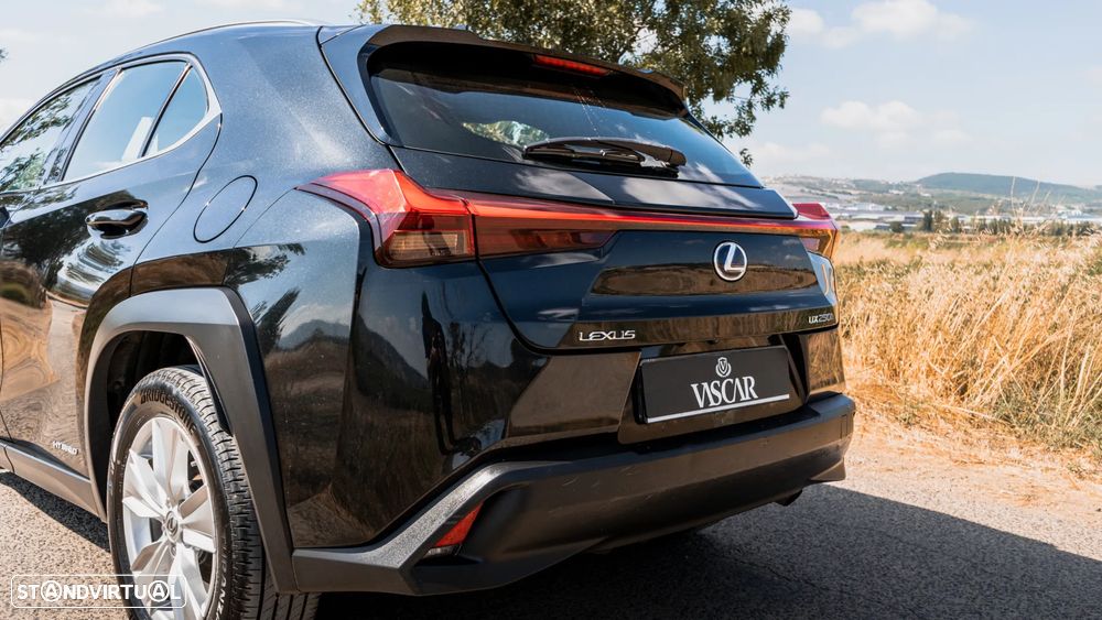 Lexus UX 250h Business - 33