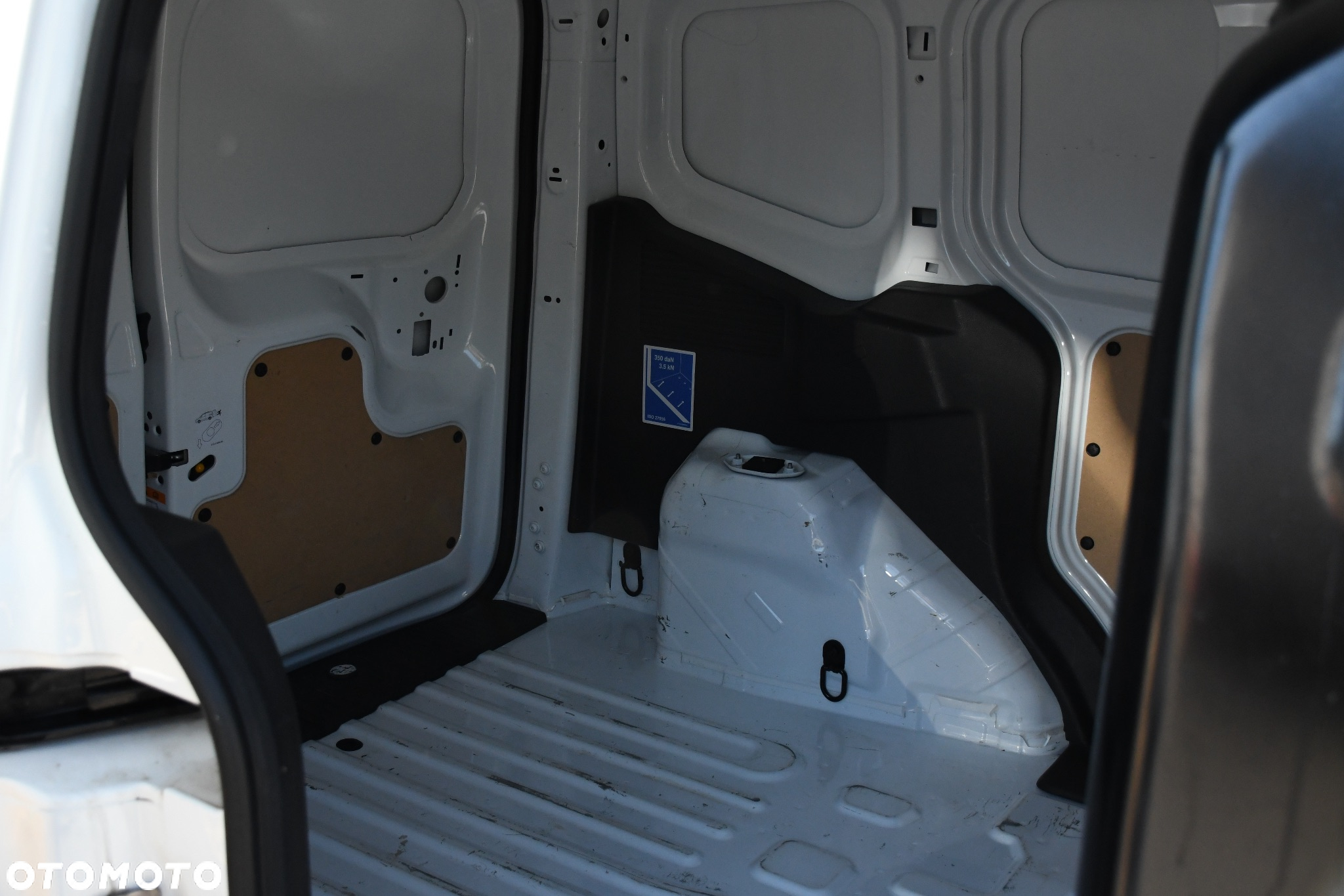 Ford Transit Courier - 14