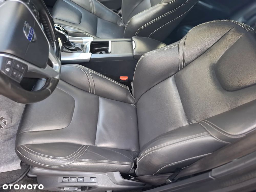 Volvo V60 D6 AWD Plug-in Hybrid R-Design Summum - 22