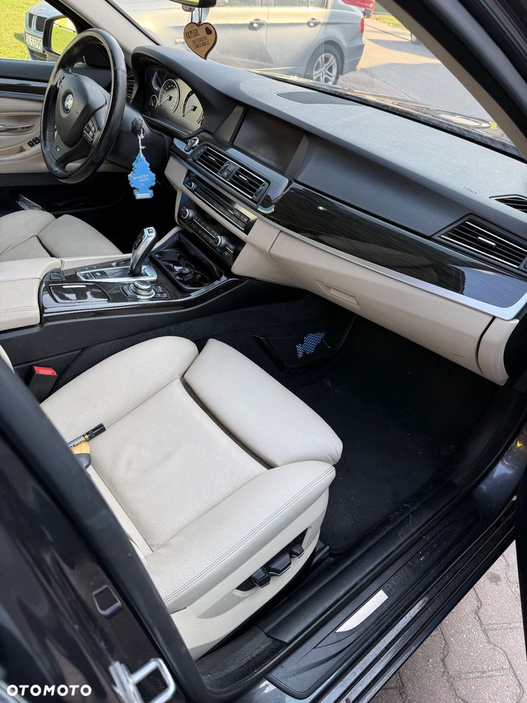 BMW Seria 5 525d xDrive - 12