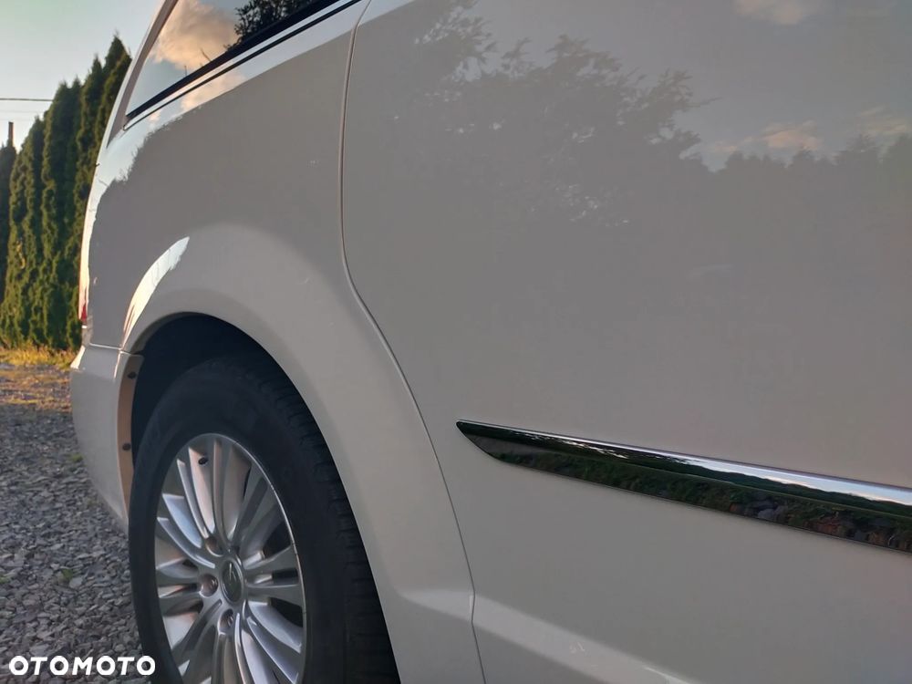 Chrysler Town & Country 3.6 Limited - 8