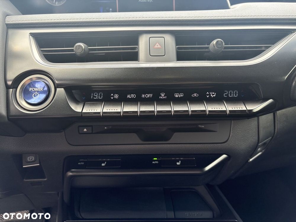 Lexus UX - 25