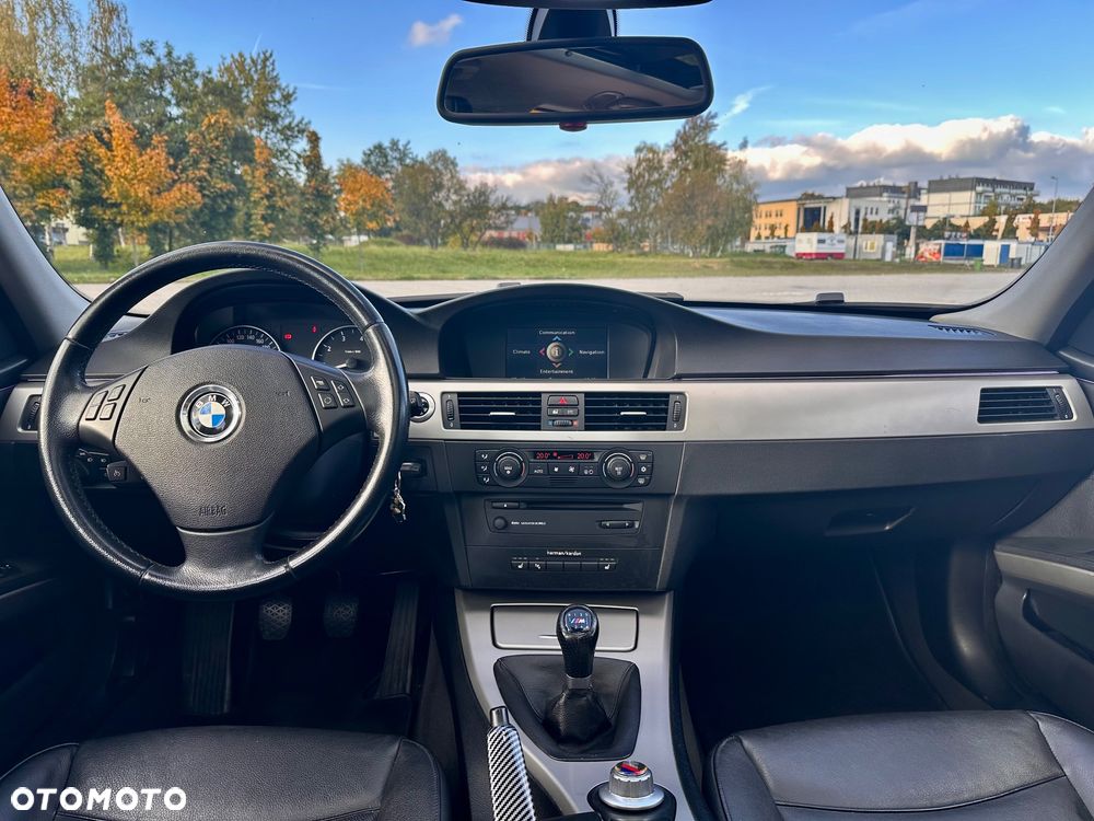 BMW Seria 3 320i Touring - 14
