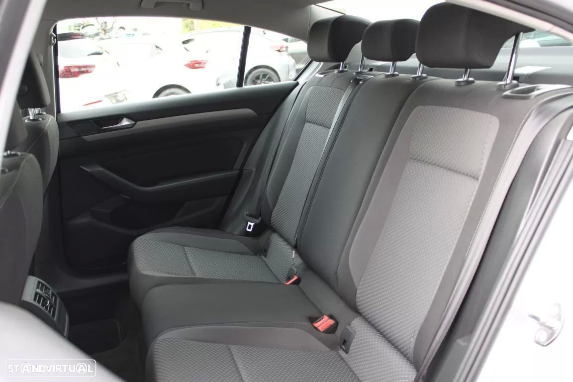 VW Passat 2.0 TDI Elegance - 34