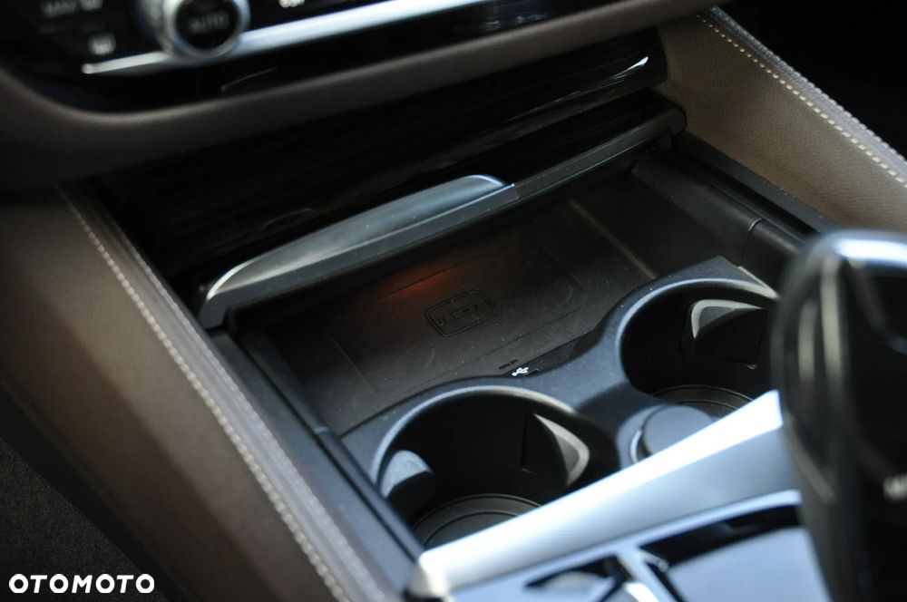 BMW Seria 5 M550i xDrive sport - 37