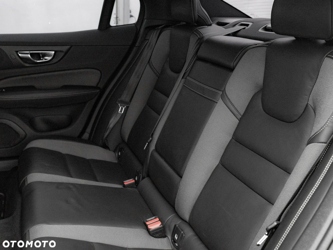 Volvo S60 T6 AWD R-Design - 28