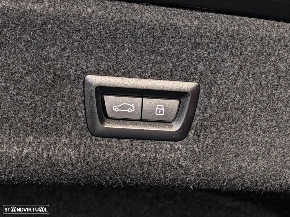BMW 320 e Pack Desportivo M Auto - 26
