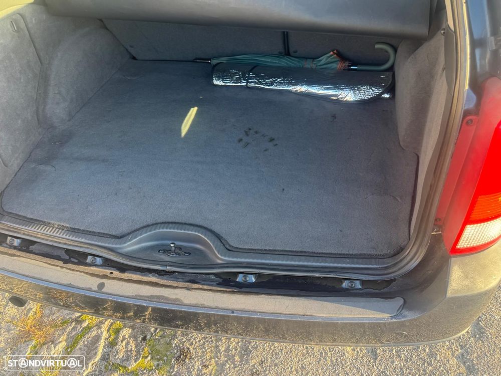 Ford Focus 1.4 Ambiente - 2