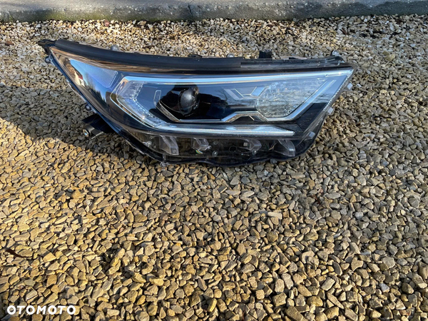 Lampa przednia prawa / reflektor TOYOTA RAV 4 V 2018 - 2025