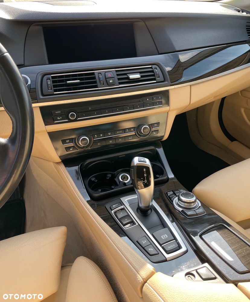 BMW Seria 5 525d xDrive - 13