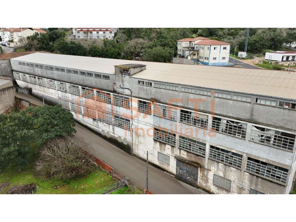 Armazém industrial de uma antiga fabrica de têxteis - Grande imagem: 2/35